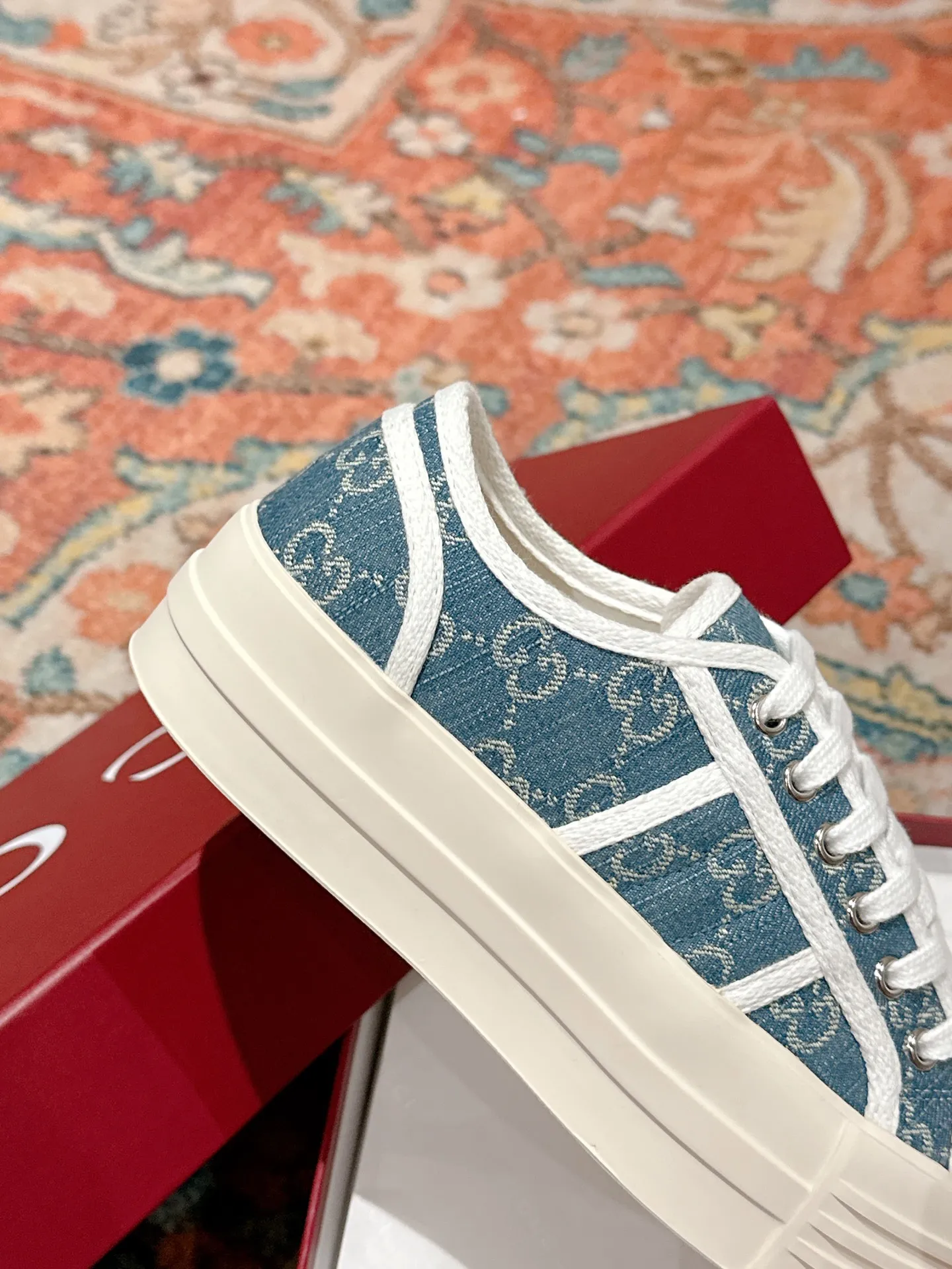 👟👟Ex-factory price 520👟👟 Women's models are new🆕 Arrival Gucci tennis 1977 classic Loft series canvas shoes... 2025 hot recommended model, G+1977×Disney cooperation series... GG canvas is made of finished products and incorporates brand elements. The retro style is rich, the classics and feelings are perfect for recall! Each color fabric developed by the original version is customized by the original version, and we pursue the ultimate in large-scale products! Market-level top version ⚠ Fabric: Customized GG cloth electric embroidery/5D washed distressed canvas Lining: Customized terry cloth lining (the feet are fitted and cannot be disassembled) Outsole: Original molded TPU two-color outsole Size: 35-40 (41 customized)